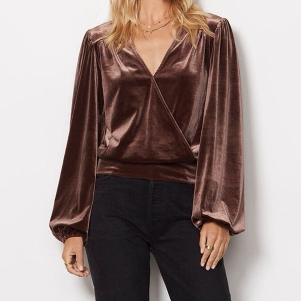 Evereve Kenna Velour Billowy Long Sleeved Surplice V-Neck Wrap Size Medium EUC